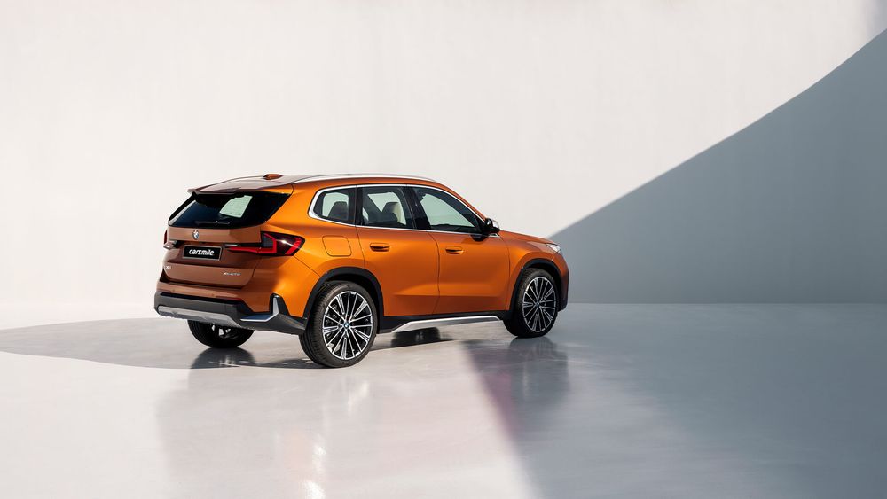BMW X1 2022 pomarańczowe z prawej strony od tyłu