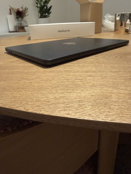 MacBook Air M4 13” – 16GB RAM – 512GB SSD – Meia-Noite | Como Novo
