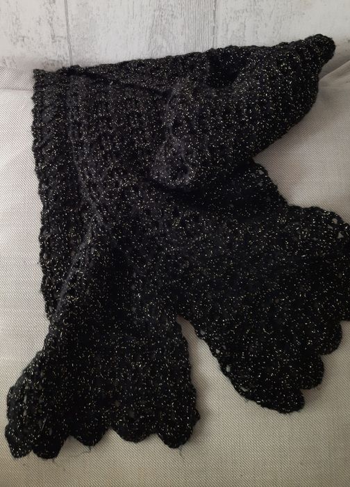 Czarny ażurowy szalik że złotą nitką.