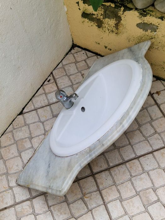 Lavatório cerâmico com torneira