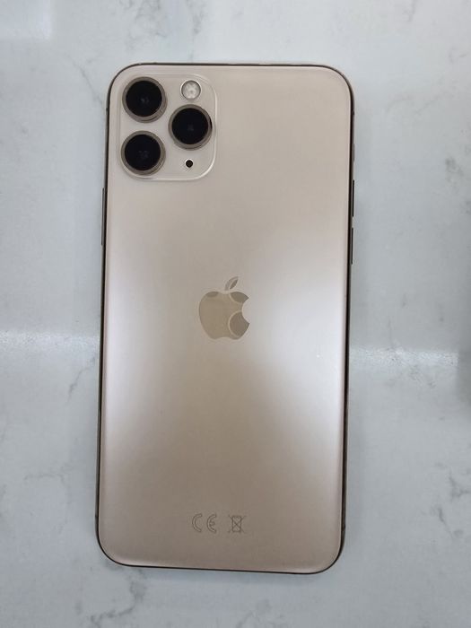 Iphone 11 pro com phones e carregador