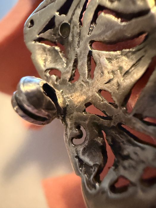 Pregadeira antiga em prata e pequenos pedaços em ouro.