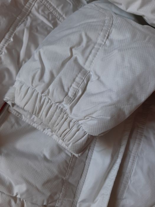 Biała dziecięca kurtka zimowa narciarska z odpinanym kapturem futerkie