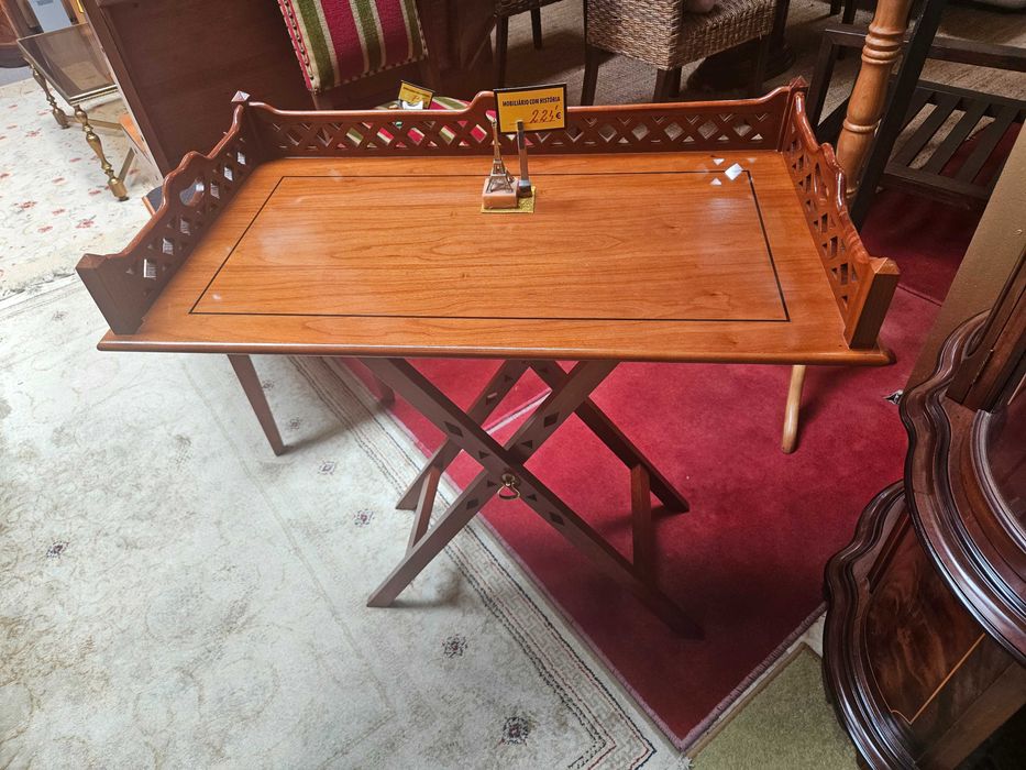 Mesa de apoio com tabuleiro amovivel - óptimo estado geral