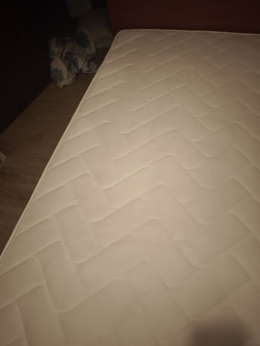Cama de boa qualidade com algumas marcas