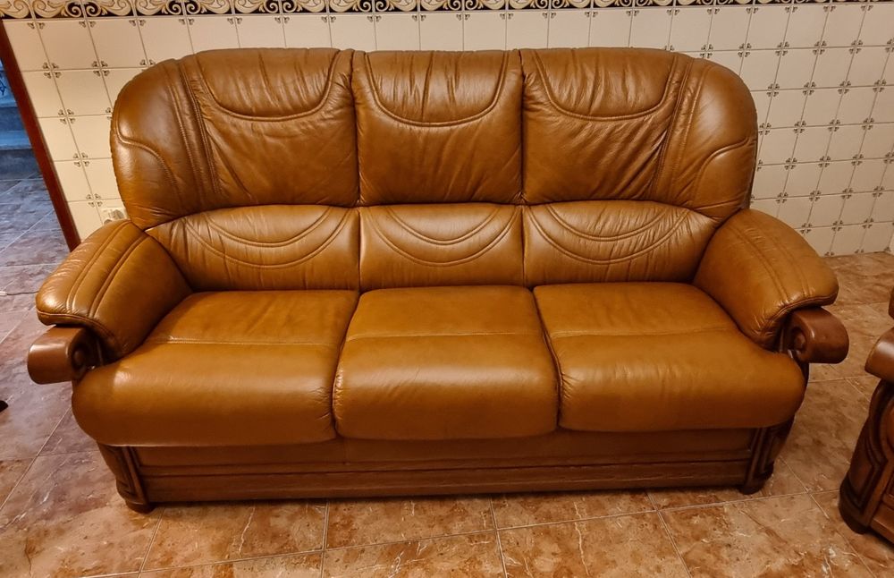 3 sofás castanhos de qualidade