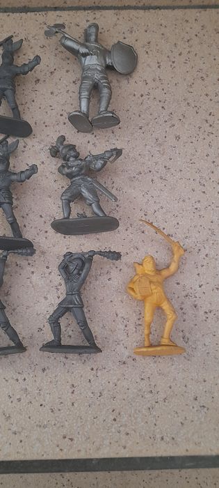 9 bonecos monocromáticos