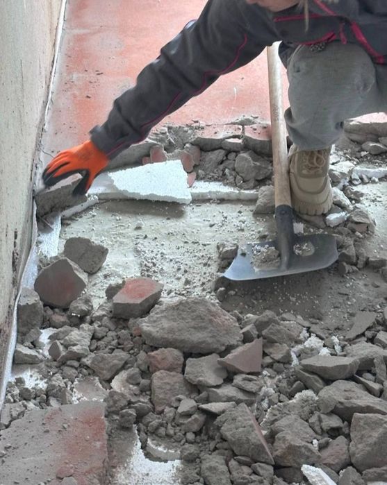 Демонтаж стяжки, штукатурки, стін.  Вивіз будівельного сміття
