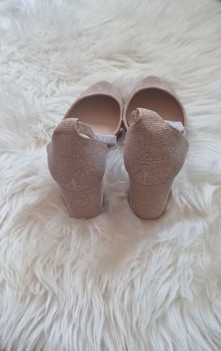 Nowe złote buty na obcasie