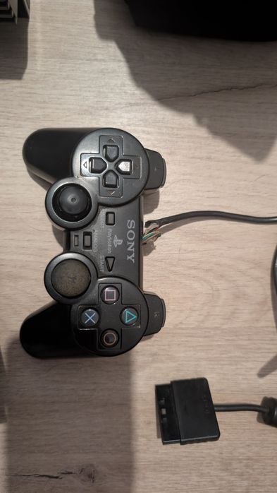 PlayStation 2 (Fat) com 3 comandos, 3 cartões de memória e multitap