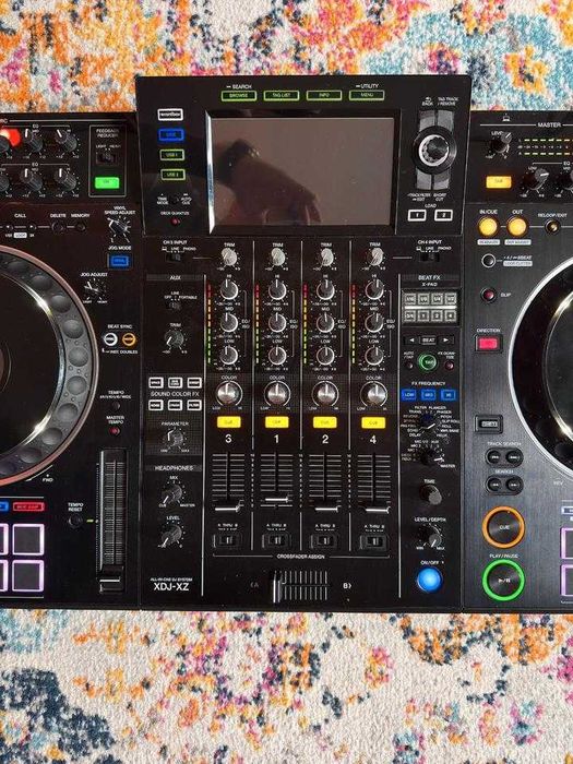 Sistema de DJ «tudo-em-um» Pioneer XDJ-XZ com saco e capa.