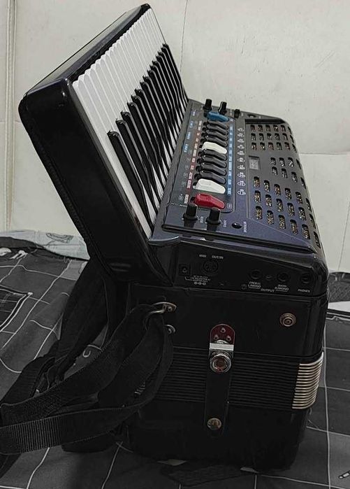 Roland FR3S com mochila