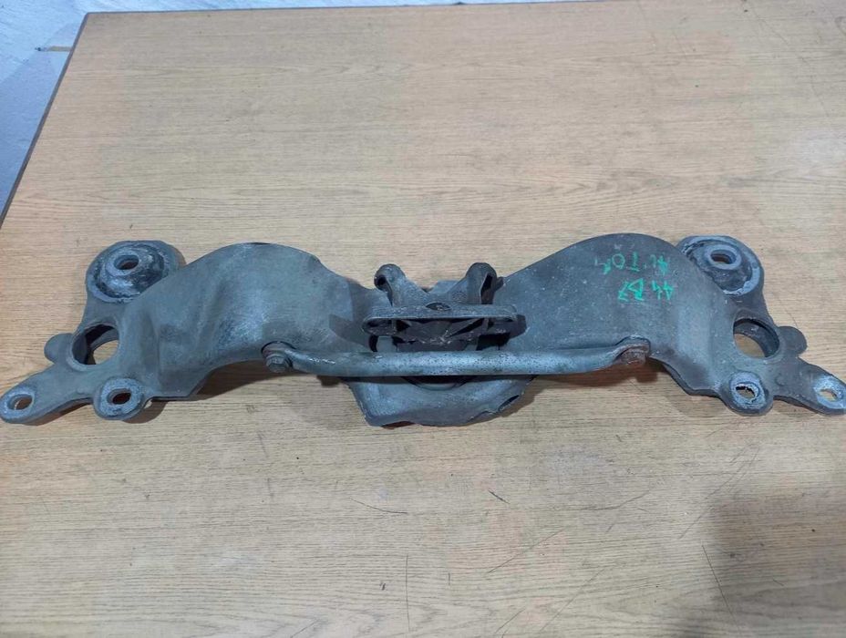 Łapa podpora belka poduszka skrzyni biegów automat AUDI A4 B6 B7