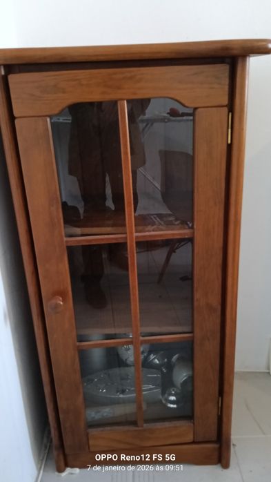 Móvel VITRINE_Madeira maciça de Cerejeira
Medidas:
Madeira maciça de