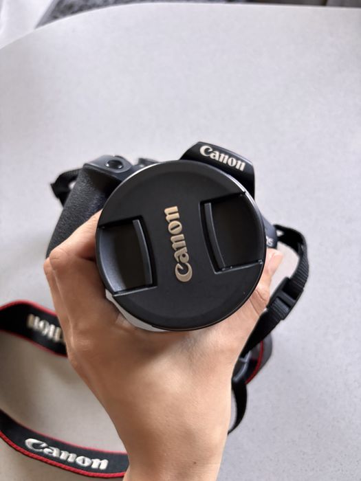Canon  EOS 2000D