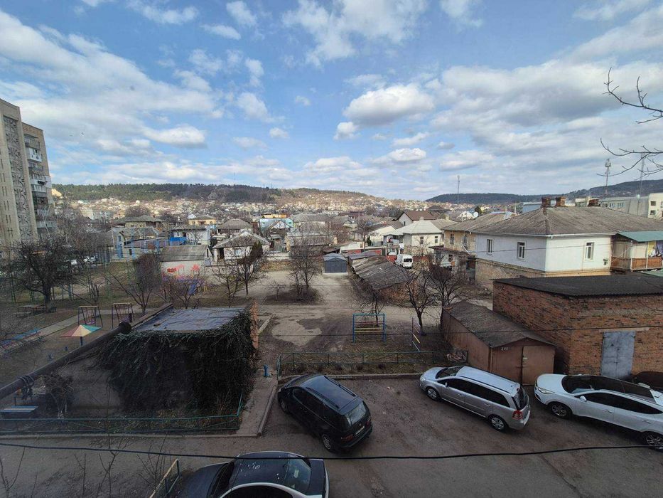 Продається 3-кімнатна квартира по вул. Стависька