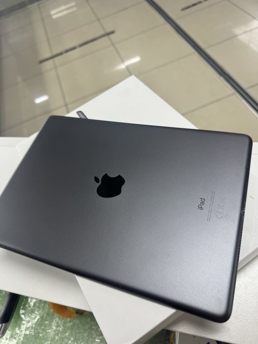 Продам свій iPad 8th generation 32GB Wi-Fi