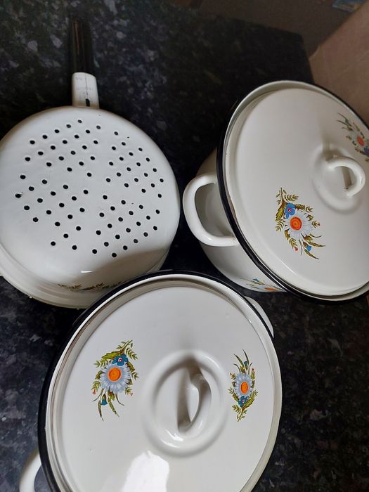 Кастрюли эмалированные и дуршлаг новые