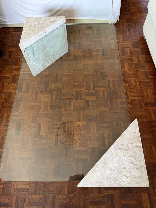 Mesa de centro de pedra e vidro