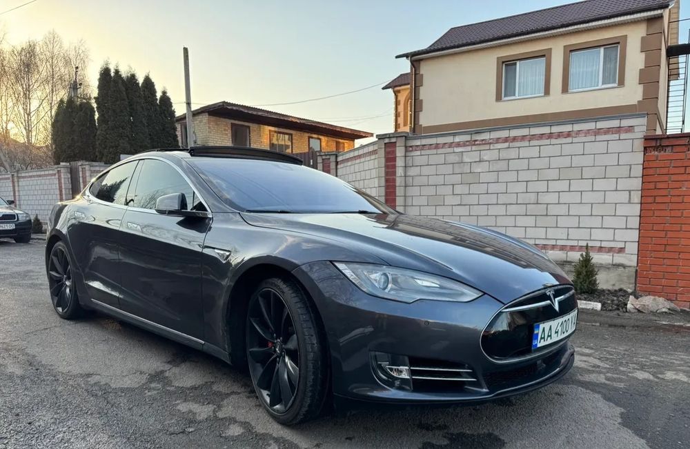 Продам Tesla model s 2015
