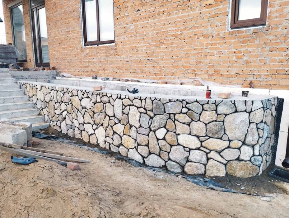 Кладка буту та цегли,фундамент і забори.