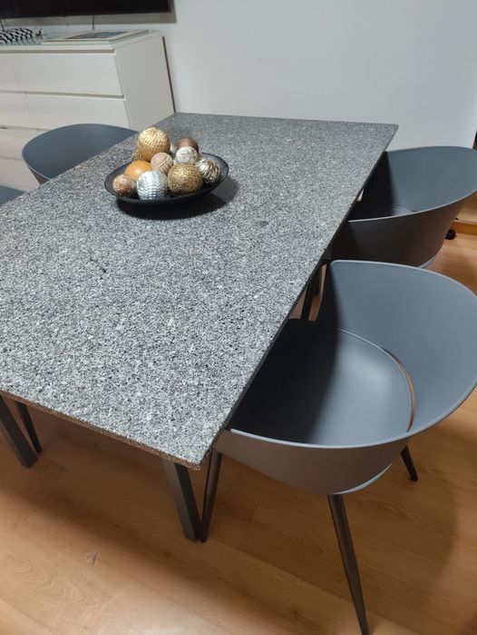 Mesa de jantar em granito