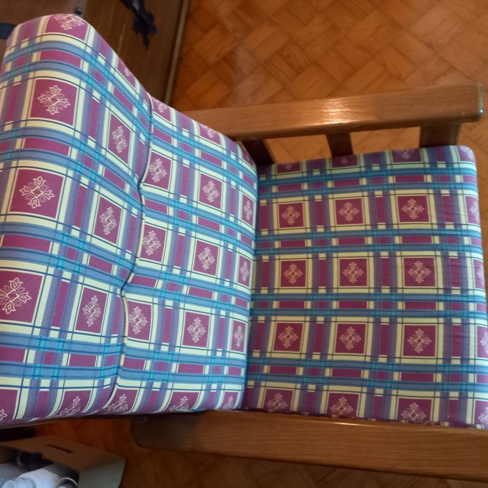 Conjunto de sofás em azul e vermelhos (estrutura de madeira)