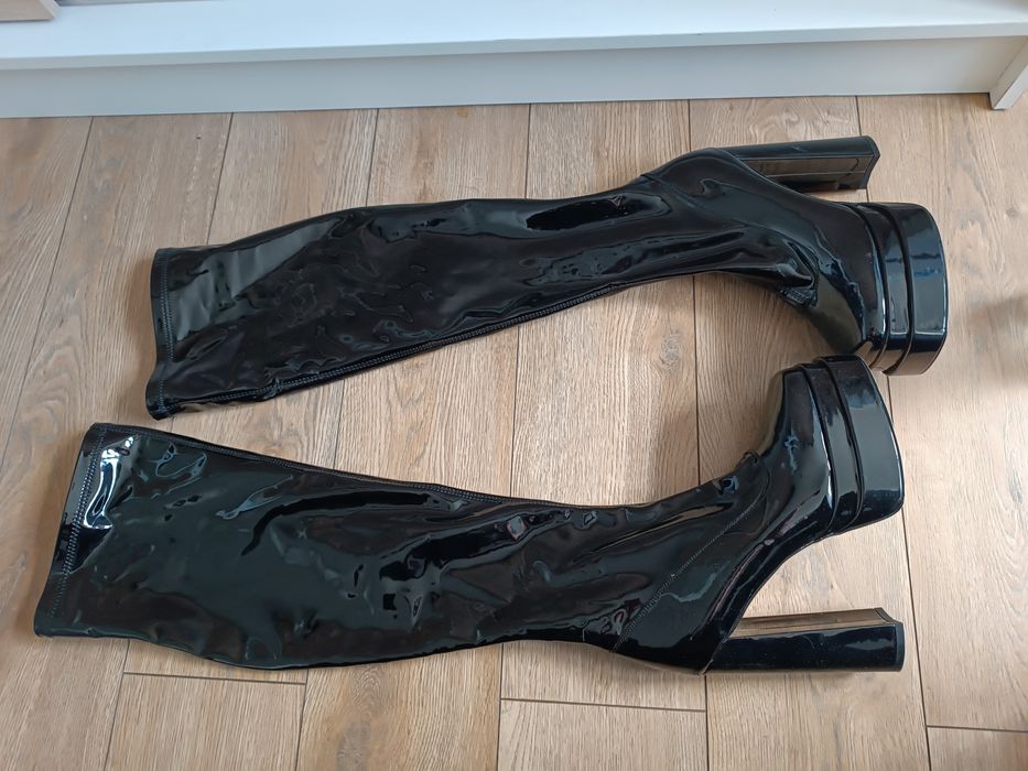 Czarne kozaki na wysokim obcasie