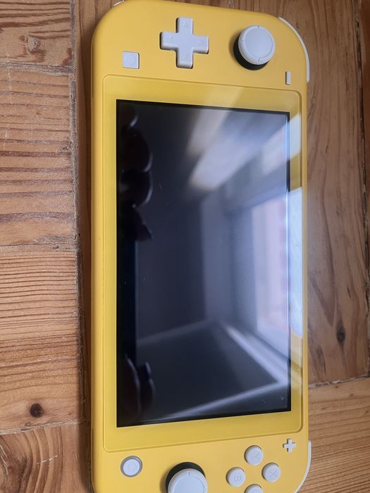Nintendo Switch Lite Amarela  + 2 Jogos+ Bolsa ( em Excelente estado!)