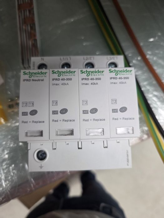 Protetor sobretensão schneider NOVO