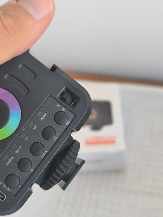 Luz LED Portátil RGB para Vídeo e Fotografia (Como Nova / Com Caixa)
