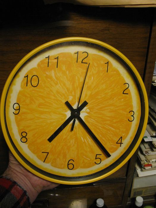 Часы с изображением апельсина с тихим механизмом