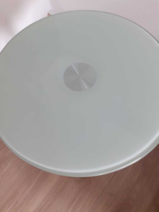 stolik ze szklanym blatem