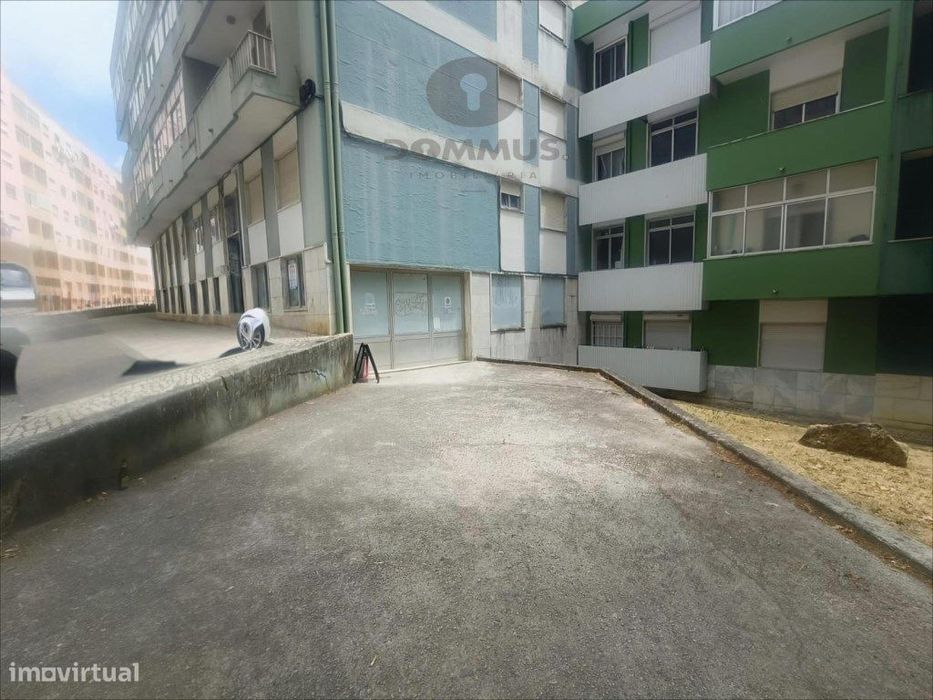 Loja / Armazém com acesso direto para a rua no Cacém — Agualva E Mira-Sintra, Lisboa