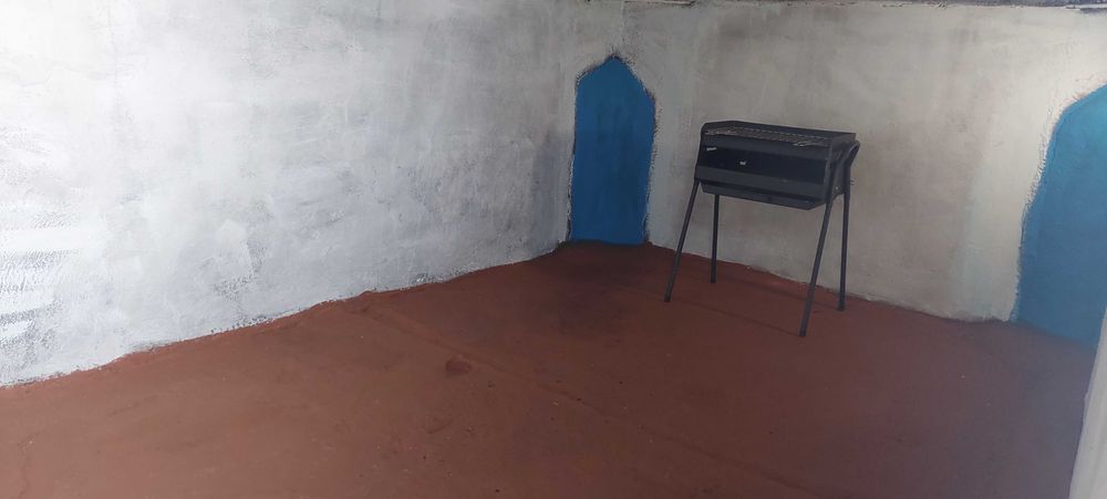 Horta com diversas árvores de fruto, armazéns e poço de água