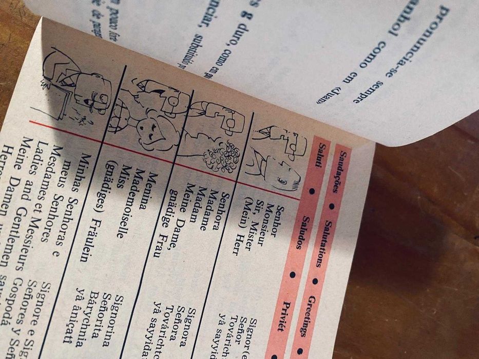 Diga-o em 8 línguas», um guia de conversação de bolso, coleção Marabout Flash, publicado em 1964