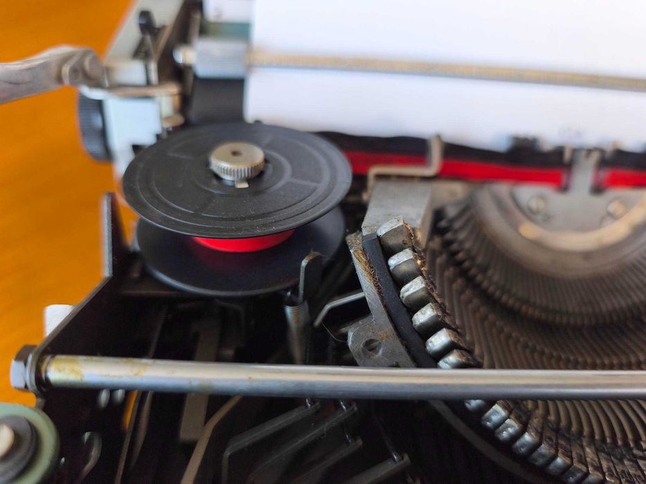 Maquina de escrever Olivetti com mala