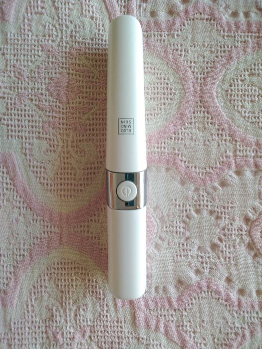 1 Máquina de Rosto, 1 de Corpo e 1 caneta de olhos Blooming Skin