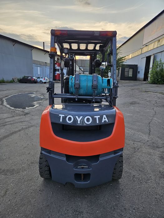 Вилковий навантажувач Toyota 2,5 т газ/бензин. Вилочный погрузчик Тойота б/у
