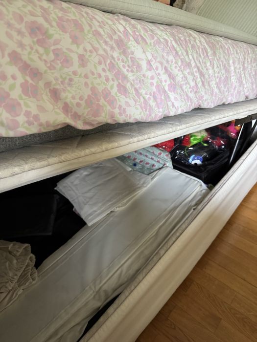 Cama solteiro com arrumacao