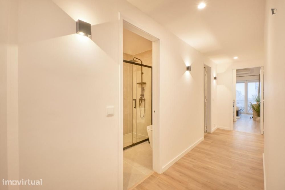 Quarto - localizado em Campolide Lisbon