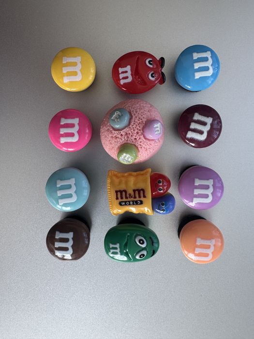 Charms M&M przypinki nowe 12 sztuk