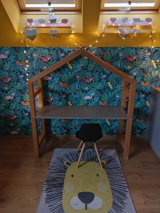 Biurko dziecięce  domek z krzesłem