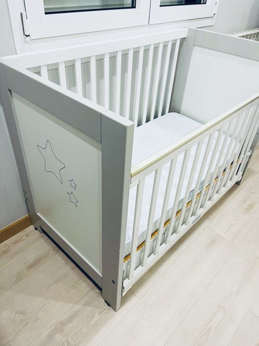 Cama de bebé com gaveteiro.