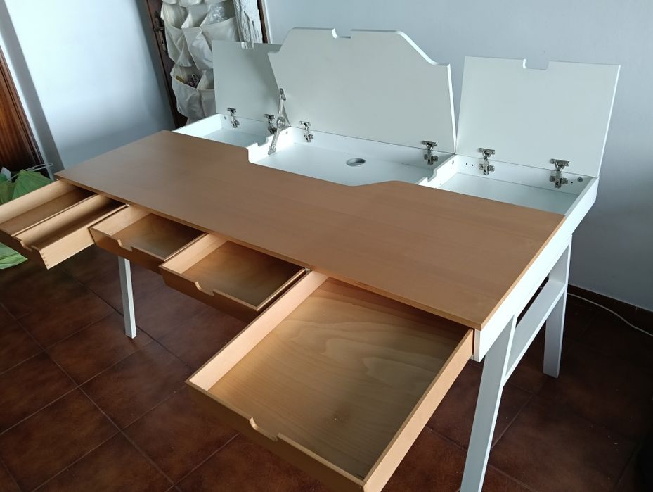 Mesa com arrumação marca IKEA