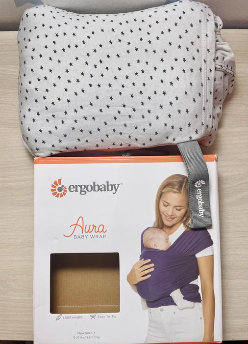 Pano/Sling Ergobaby Aura padrão estrelas cinza claro.