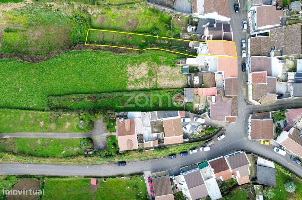 Moradia T3+1 com Terraço e Vista Mar nos Remédios, Lagoa