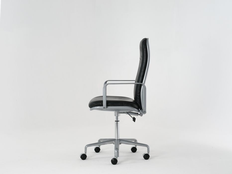 Cadeira Hille modelo supporto em pele