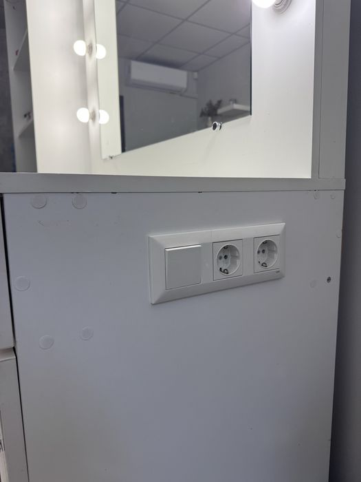 Стіл для візажиста бровіста гримерний столик