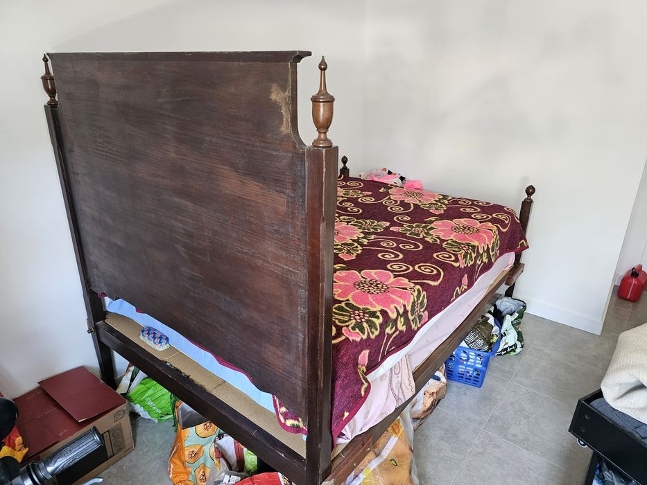 Cama de casal para desocupar